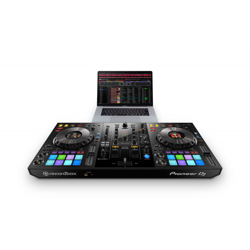 Controlador DJ DDJ 800 de Pioneer con portátil Macbook Pro al fondo
