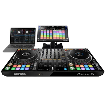 Controlador DJ Pioneer DJ rekordbox DDJ-XP2 vista en set con mesa dj y laptop mac