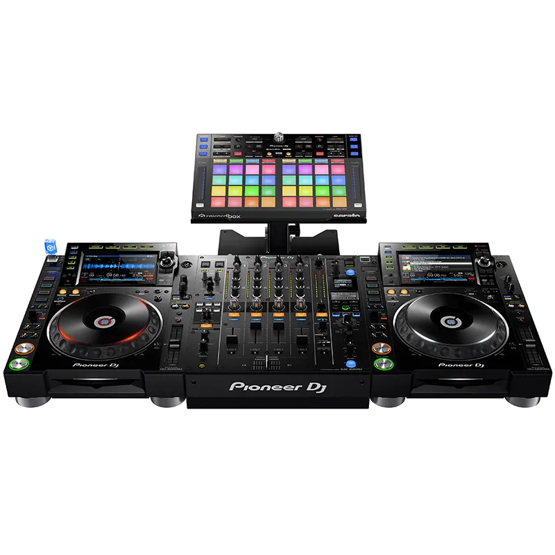 Controlador DJ Pioneer DJ rekordbox DDJ-XP2 vista en set con mesa dj y dos reproductores DJ USB