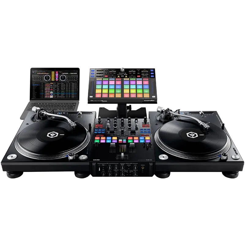 Controlador DJ Pioneer DJ rekordbox DDJ-XP2 vista en set con mesa dj y dos tocadiscos DJ y laptop mac