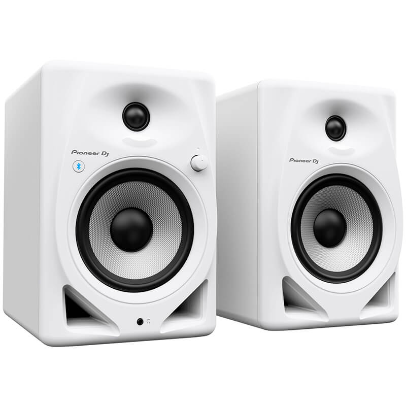 Monitores de estudio activos Pioneer DJ DM-50D-BT vista pareja en ángulo en color blanco