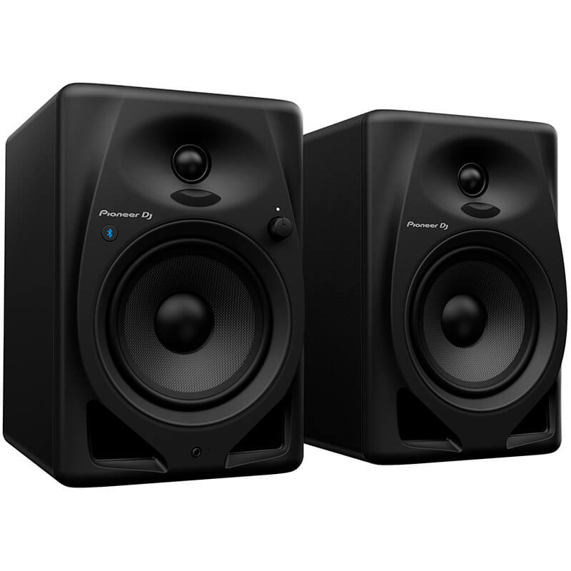 Monitores de estudio activos Pioneer DJ DM-50D-BT vista pareja en ángulo en color negro