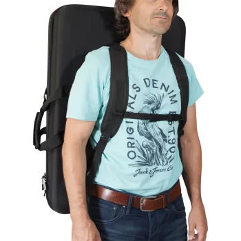 Maleta de transporte para DJ en compuesto EVA de la marca Walkasse modelo W-MCB790V2 vista sujeta a la espalda con las asas backpack vista delantera del tronco de la persona