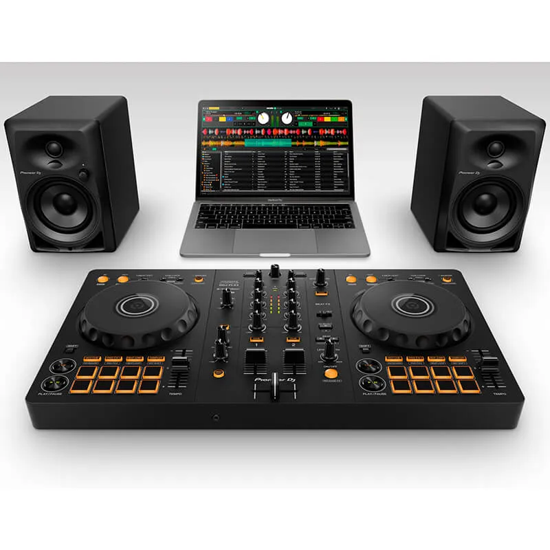 Controlador DJ Pioneer DJ DDJ-FLX4 vista con altavoces y laptop funcionando con software Serato