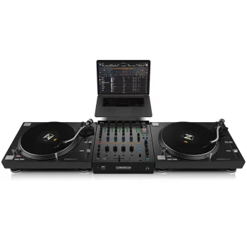Reloop RMX 95 mesa de mezclas DJ profesional digital 4 canales más uno vista en conjunto en un set DJ