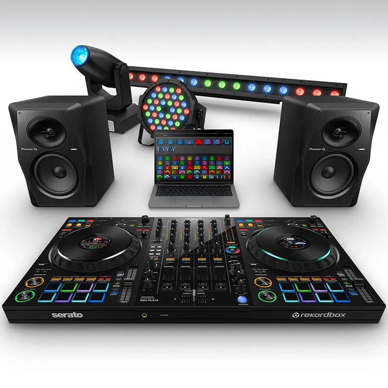 Controlador DJ PIoneer DJ DDJ-FLX10 vista completa en un set de DJ con monitores activos un laptop en el centro y luces de discoteca al fondo.
