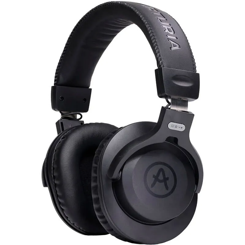 Pack compuesto por una interfaz de audio, micrófono, auriculares y cables en color negro vista de los auriculares en color negro