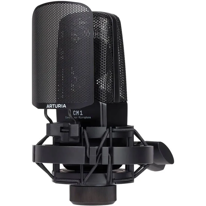 Pack compuesto por una interfaz de audio, micrófono, auriculares y cables en color negro vista del micrófono en color negro