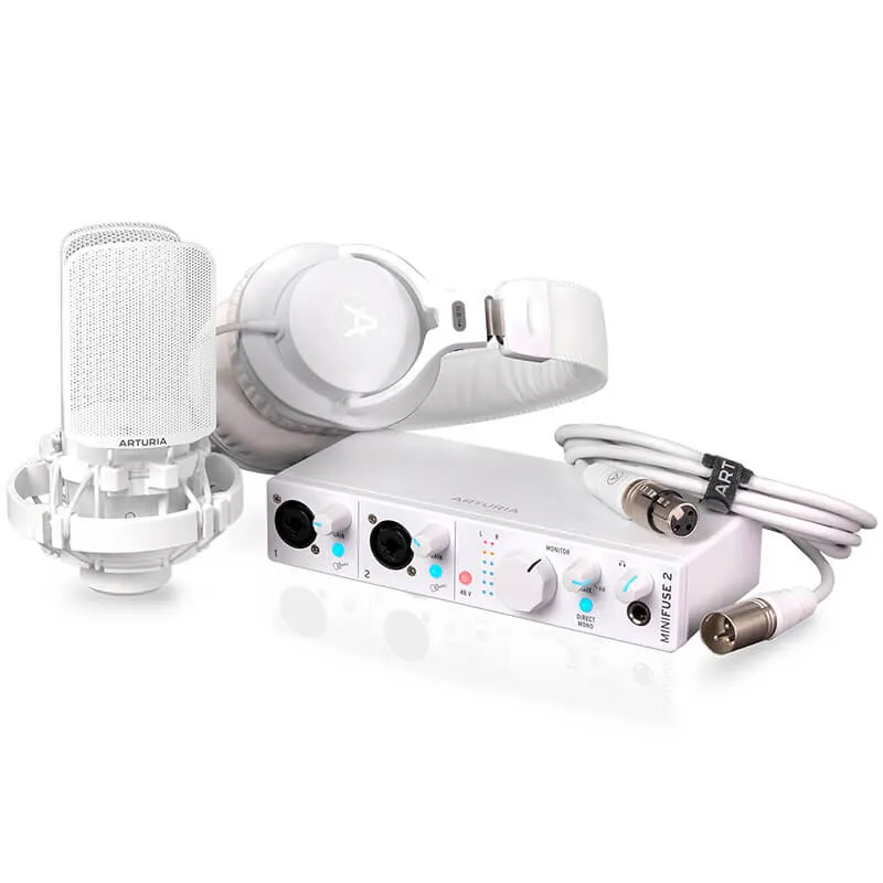 Pack compuesto por una interfaz de audio, micrófono, auriculares y cables en color blanco