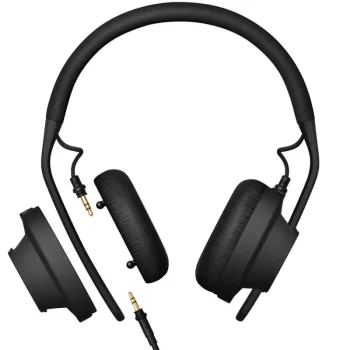 Auriculares DJ modulares AIAIAI TMA-2 DJ XE vista frontal con la orejera que está en el lado izquierdo separada de la almohadilla