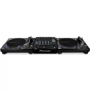 Giradiscos DJ Pioneer DJ PLX-1000 vista en set con dos platos y mezclador