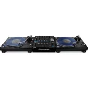 Giradiscos DJ Pioneer DJ PLX-1000 vista en set con dos platos con vinilos y mezclador