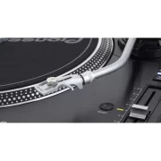 Giradiscos DJ Pioneer DJ PLX-1000 vista ojo de pájaro lateral detalle brazo con cápsula