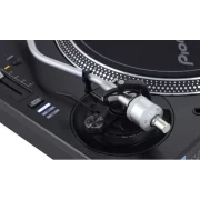 Giradiscos DJ Pioneer DJ PLX-1000 vista ojo de pájaro lateral detalle parte trasera del brazo con contrapreso