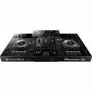 vista frontal inclinada del controlador dj Pioneer XDJ-RR en color negro