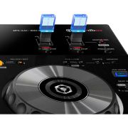 vista de como quedan insertados los usb en el controlador dj Pioneer XDJ-RR en color negro