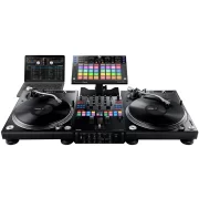 Controlador DJ Pioneer DJ rekordbox DDJ-XP2 vista en set con mesa dj y dos tocadiscos DJ con vinilos y laptop mac