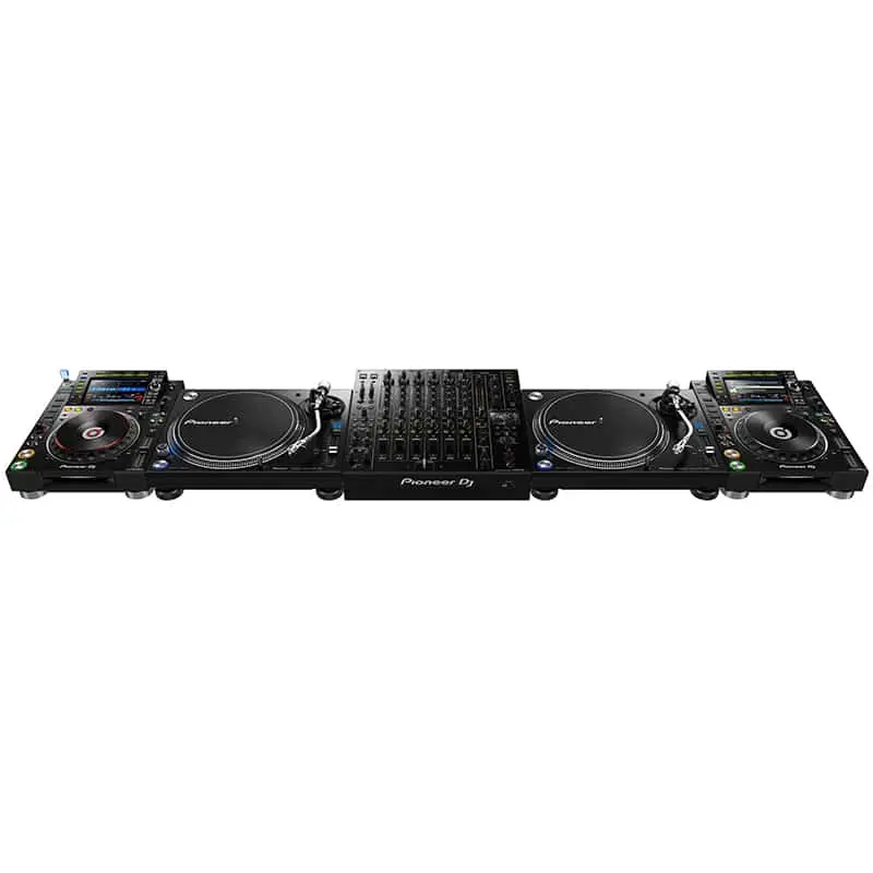 Mesa de mezclas DJ Pioneer DJ DJM V10 vista en set con CDs Pioneer y tocadiscos Pioneer DJ
