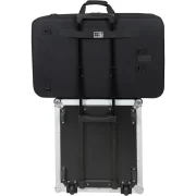 Maleta de transporte para DJ en compuesto EVA de la marca Walkasse modelo W-MCB790V2 vista en modo viaje sujeta por el soporte central a la asa de una maleta de transporte