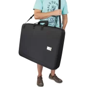 Maleta de transporte para DJ en compuesto EVA de la marca Walkasse modelo W-MCB790V2 vista colgado al hombro de una persona