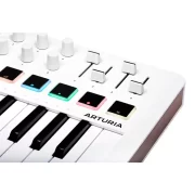 Teclado controlador midi USB Arturia MiniLab 3 vista cenital 3d detalle teclado y controles lado derecho