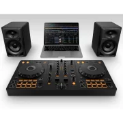 Controlador DJ Pioneer DJ DDJ-FLX4 vista con altavoces y laptop funcionando con software recordbox