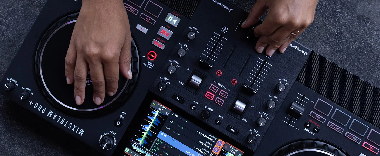 Controlador DJ Numark Mixstream Pro + vista lifestyle pinchando