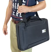 Maleta transporte para DJ en EVA modelo W-MCB- DDJ400FLX4 para protección y transporte de controladores DJ midi vista sobre hombro de un DJ