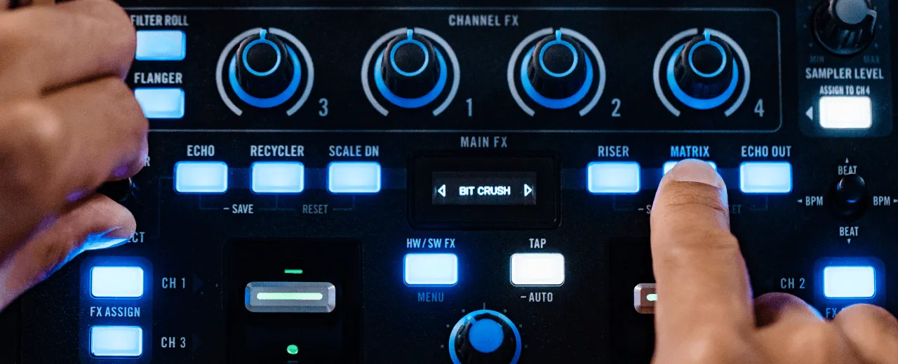Controlador DJ Rane Four - Efectos internos con control dinámico manos de dj trajando en una sesión con los efectos internos con control dinámico