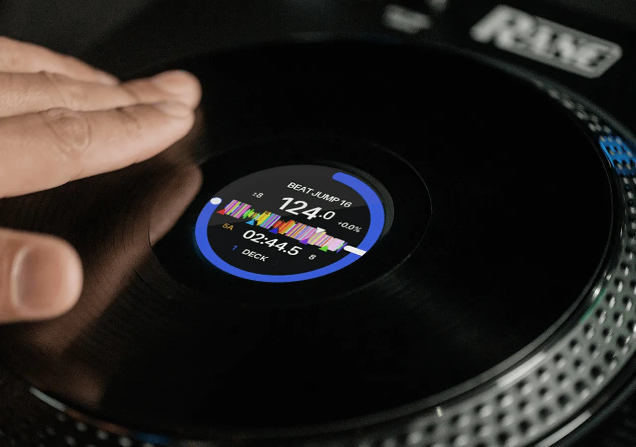 Controlador DJ Rane Four - Jogwheels de tamaño completo con una mano sobre él