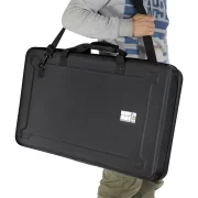 Maleta transporte DJ en compuesto EVA de la marca Walkasse modelo W-MCB-DDJ-FLX10 vista cerrada con una persona transportándola al hombro agarrándola con la asa larga de transporte