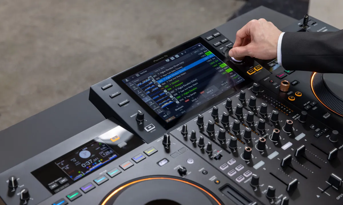 Vista lateral de la pantalla táctil de 10,1 pulgadas de la Opus Quad. Donde se ven también la mano de un DJ manipulándola.