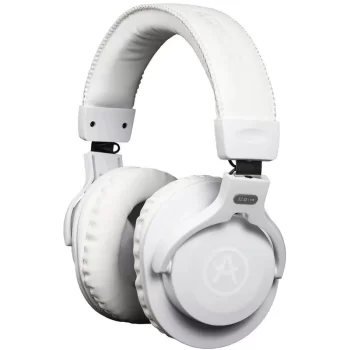 Pack compuesto por una interfaz de audio, micrófono, auriculares y cables en color blanco vista de los auriculares en color blanco