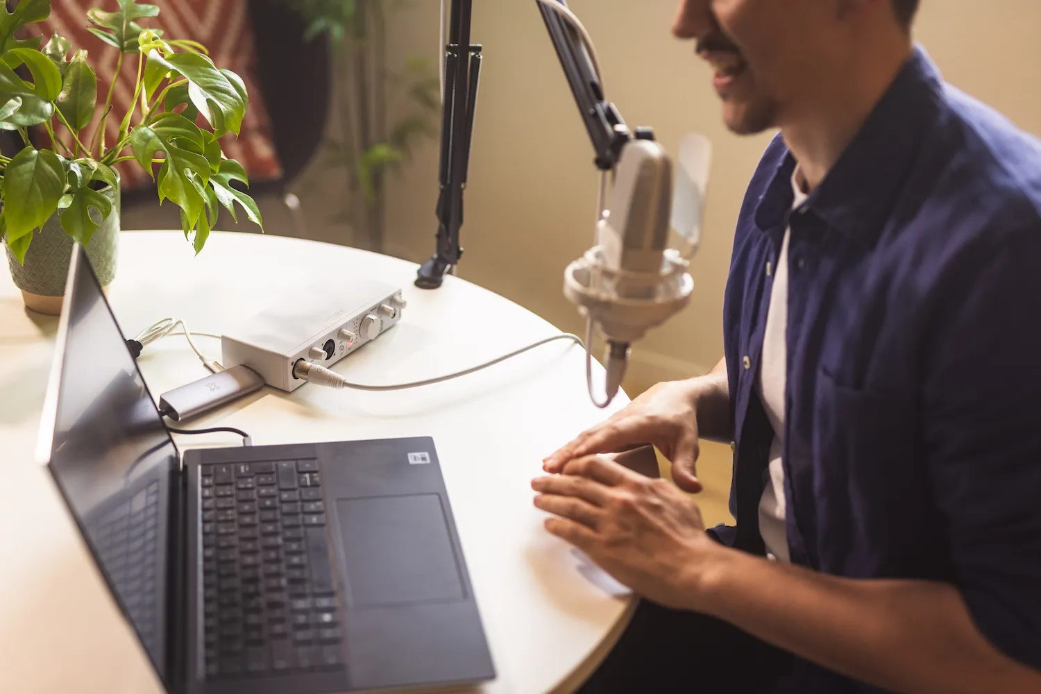 Lifestyle Arturia Recording minifuse Pack White 1 persona realizando un podcast con el pack