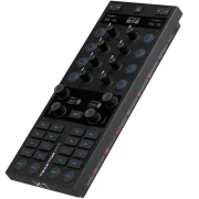 Controlador DJ Traktor KONTROL X1 MK3 vista semi frontal ladeado a la derecha
