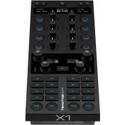Controlador DJ Traktor KONTROL X1 MK3 vista frontal inclinado hacia atrás