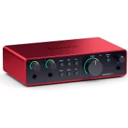 Interfaz de audio USB Focusrite Scarlett 2i2 4TH GEN vista frontal ladeada un poco hacia la derecha