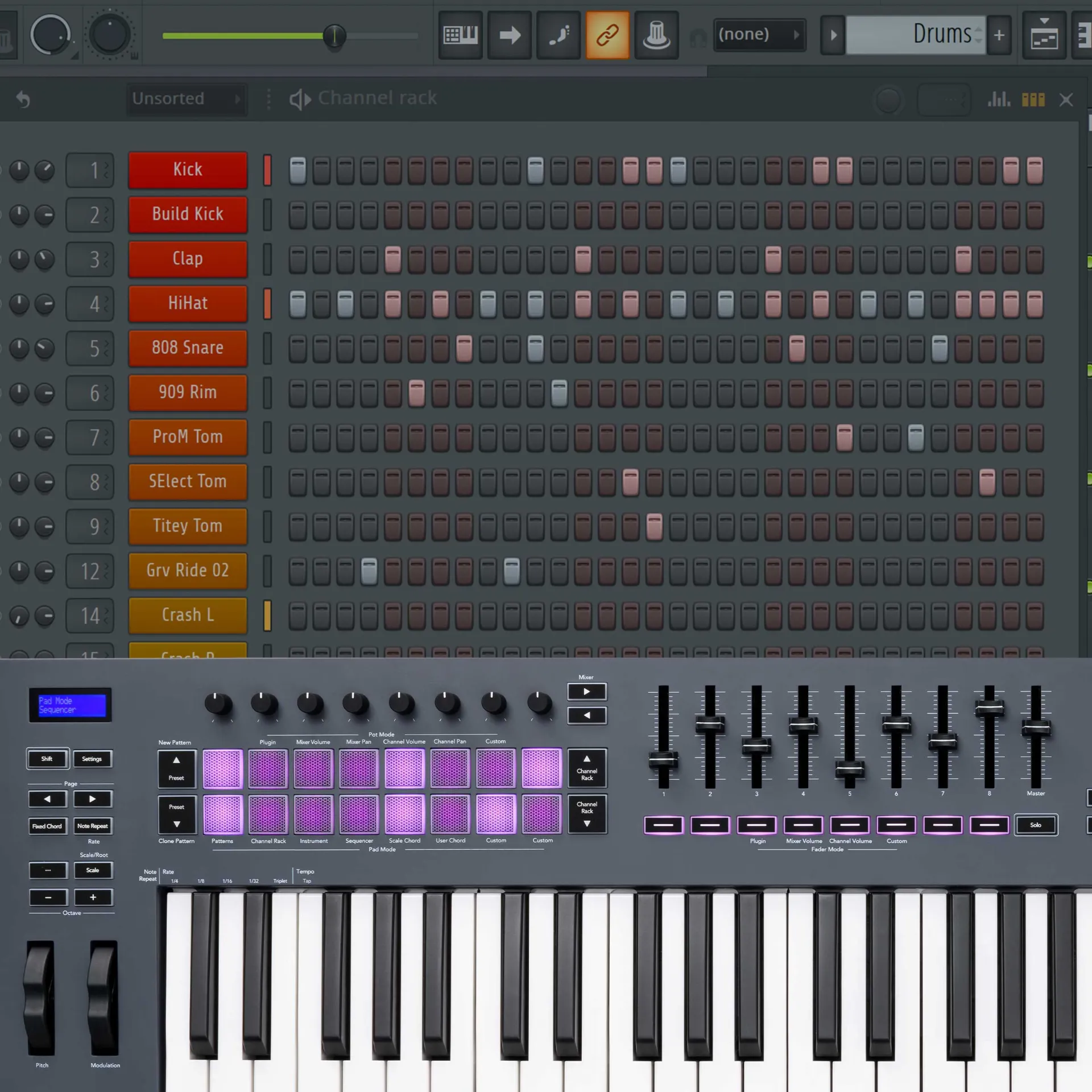 Vista parcial del teclado midi USB Novation FL key 61 junto a una captura de imagen del software.
