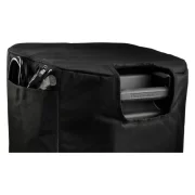 Se ve la parte superior de la funda acolchada montada en la caja acústica ZLX15, protegiéndola. El asa de transporte queda a la vista para poder transportarla.