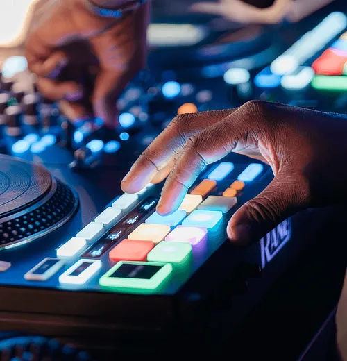 Detalle del controlador DJ Rane Performer mostrando los pads de rendimiento iluminados y los controles táctiles. Los pads son coloridos y sensibles al tacto, ideales para disparar efectos y samples durante las actuaciones en vivo.