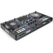 Vista trasera en ángulo del controlador DJ Rane Performer resaltando su diseño compacto y funcional. El diseño ergonómico permite un fácil acceso a todos los controles durante la actuación