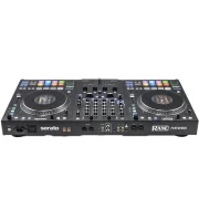 Vista trasera del controlador DJ Rane Performer mostrando las conexiones y puertos disponibles. Incluye múltiples salidas y entradas para audio, USB y MIDI, permitiendo una integración completa en cualquier setup de DJ.
