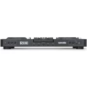 Vista frontal del controlador DJ Rane Performer con detalles de los controles y conexiones. Este equipo profesional ofrece robustez y versatilidad, ideal para DJ's que buscan un rendimiento confiable y de alta calidad.