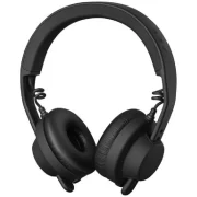 Vista lateral en ángulo de los auriculares AIAIAI TMA-2 MOVE. Muestra las almohadillas circulares acolchadas, un diseño robusto con cables visibles y una diadema ergonómica. El acabado en negro mate resalta la estética moderna de los auriculares.