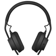Auriculares inalámbricos AIAIAI TMA-2 MOVE XE. Se aprecia un diseño minimalista en negro, con diadema acolchada y ajustable. Las cápsulas están conectadas por cables enrollados visibles y cuentan con almohadillas suaves, ofreciendo un estilo moderno y funcional.