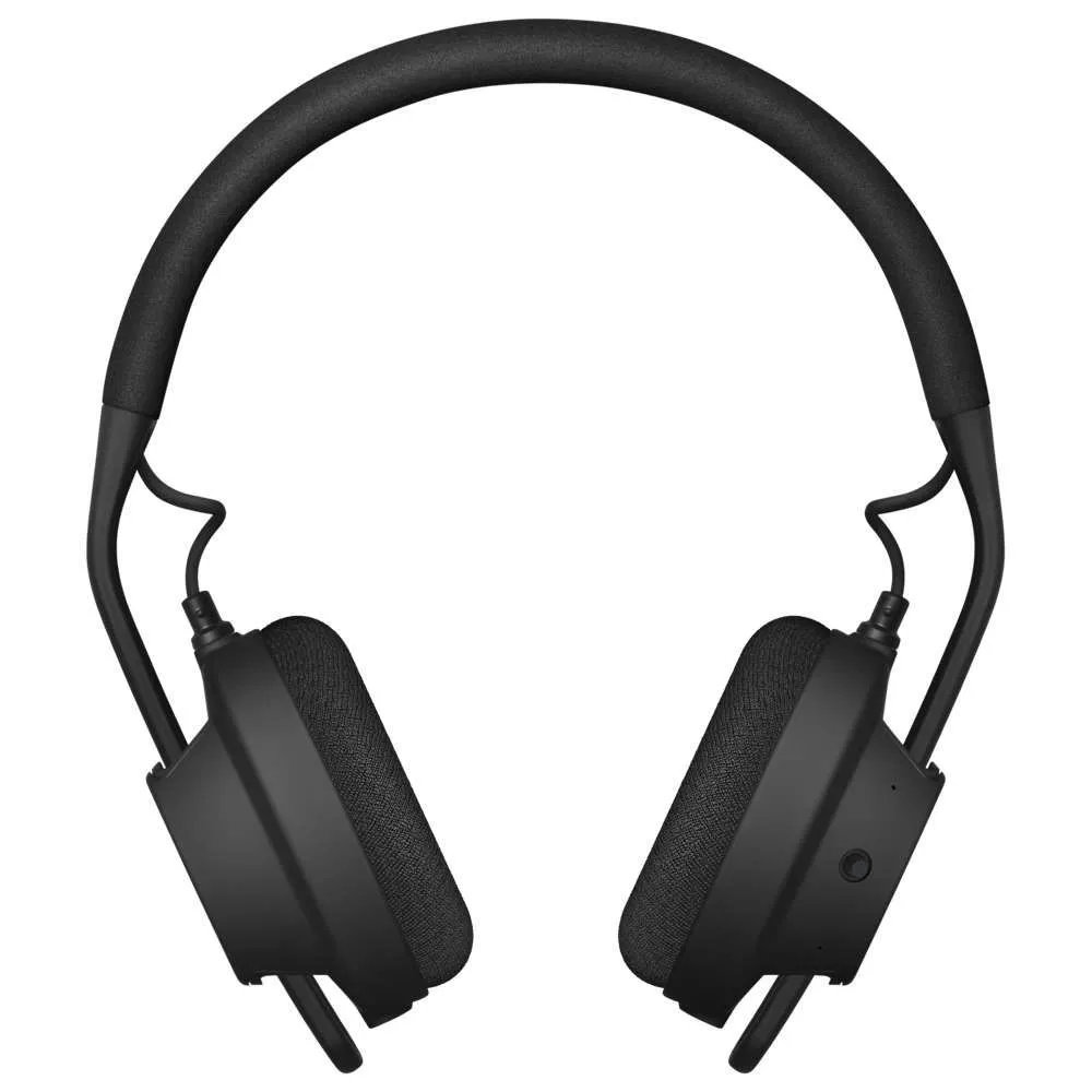 Auriculares inalámbricos AIAIAI TMA-2 MOVE XE. Se aprecia un diseño minimalista en negro, con diadema acolchada y ajustable. Las cápsulas están conectadas por cables enrollados visibles y cuentan con almohadillas suaves, ofreciendo un estilo moderno y funcional.