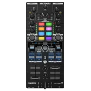 Vista frontal del controlador DJ Reloop Mixtour Pro. Se destacan sus múltiples controles de canal, los botones de efectos de colores, faders y perillas dedicadas para ajustar el volumen, la ecualización y los filtros. Un diseño compacto pero completo.