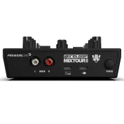 Vista posterior del Reloop Mixtour Pro, donde se aprecian las conexiones principales: dos salidas RCA para audio, dos puertos USB-C para alimentación y sincronización, y el botón de encendido/apagado. Diseño práctico y profesional.