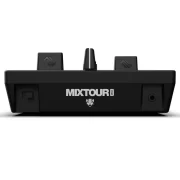 Vista frontal inferior del Reloop Mixtour Pro. Se destaca el fader principal central, acompañado por los faders de canal. Los interruptores de selección de cue y los potenciómetros de control de mezcla están bien organizados para un acceso rápido.