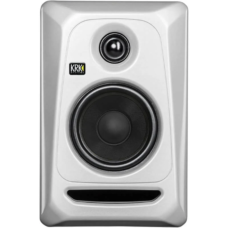 Vista frontal del monitor activo KRK Classic 5 Silver Black, mostrando claramente el tweeter, el woofer y la ranura de bass reflex en la parte inferior, en color plateado (silver black) con diseño elegante.